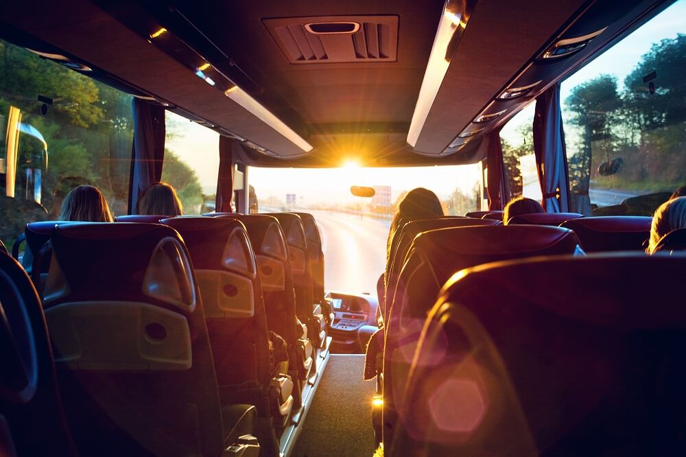 Komfortowe przewozy ludzi busem: Jakie są zalety i wady korzystania z tego typu transportu?